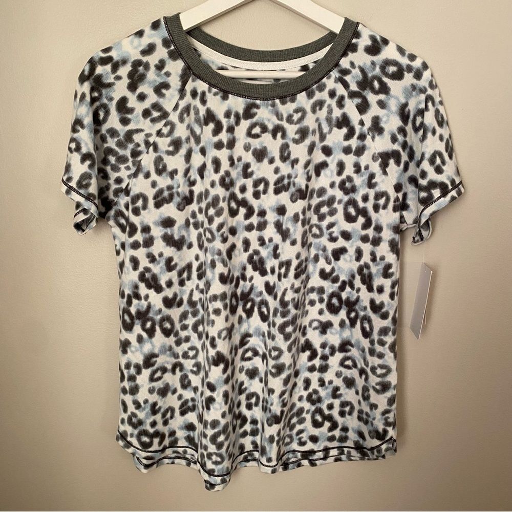 Kensie Top Tee Shirt Short Sleeve Leopard Print Soft White Gray Blue Crewneck